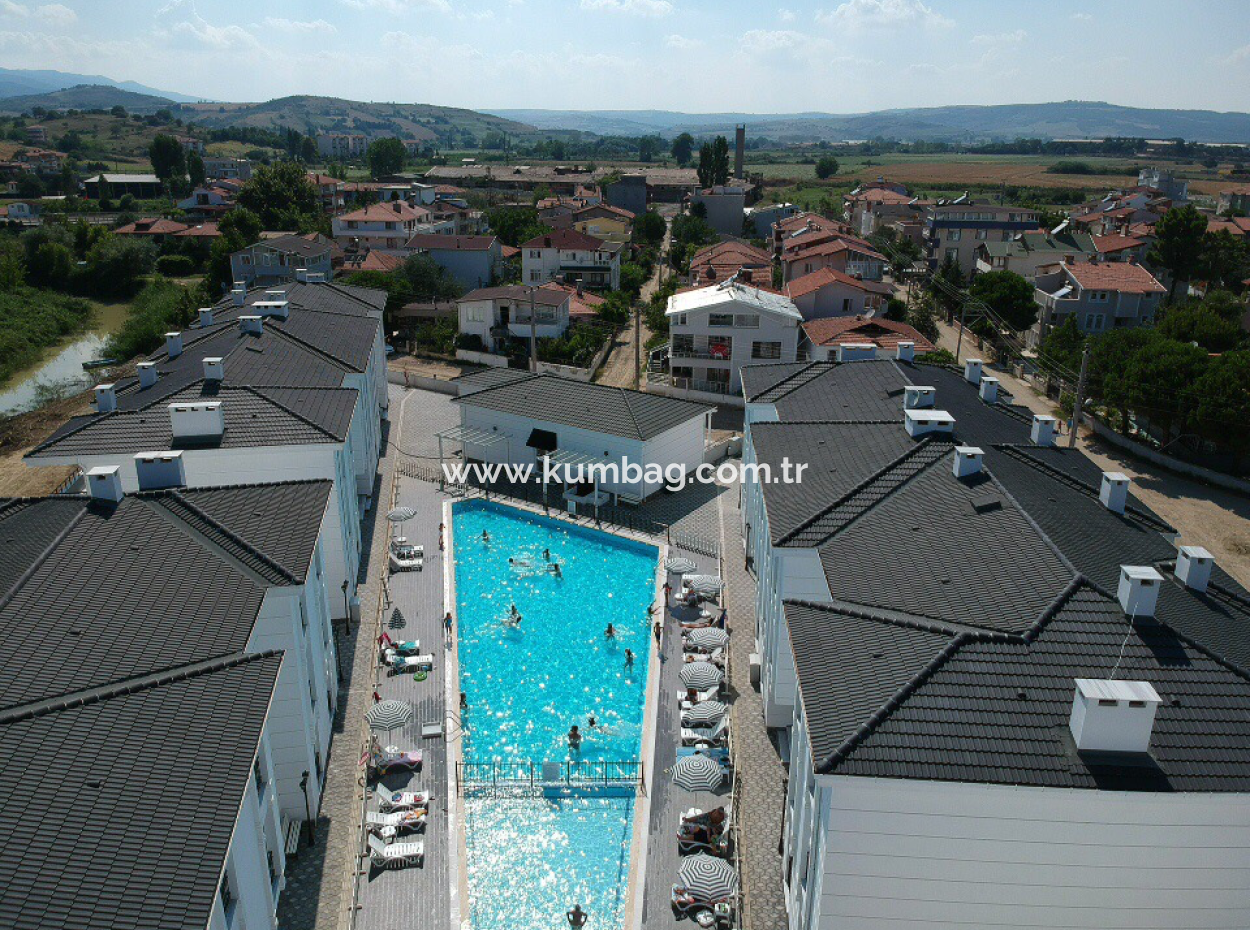 Kumbağ'da Denize Sıfır Havuzlu Sitede Satılık Eşyalı 2+1 Daire