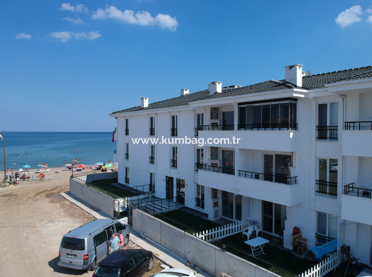 Kumbağ'da Denize Sıfır Havuzlu Sitede Satılık Eşyalı 2+1 Daire