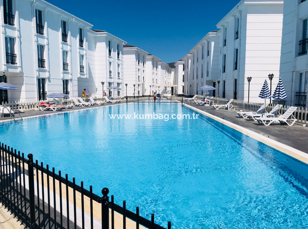 Kumbağ'da Denize Sıfır Havuzlu Sitede Satılık Eşyalı 2+1 Daire