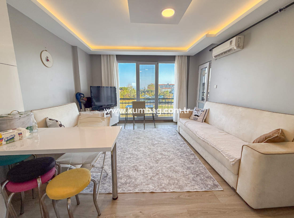 Kumbağ'da Denize Sıfır Havuzlu Sitede Satılık Eşyalı 2+1 Daire
