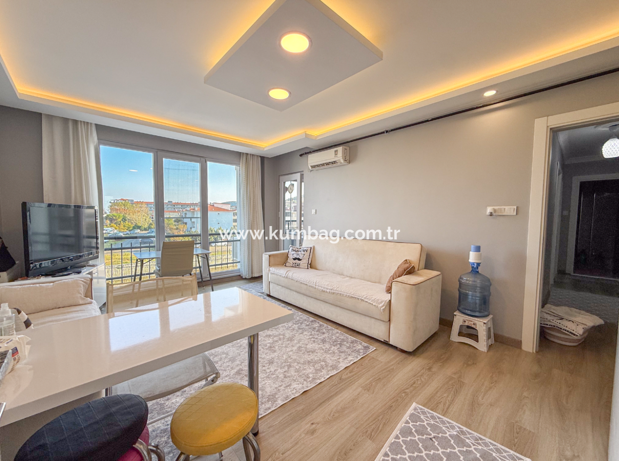 Kumbağ'da Denize Sıfır Havuzlu Sitede Satılık Eşyalı 2+1 Daire