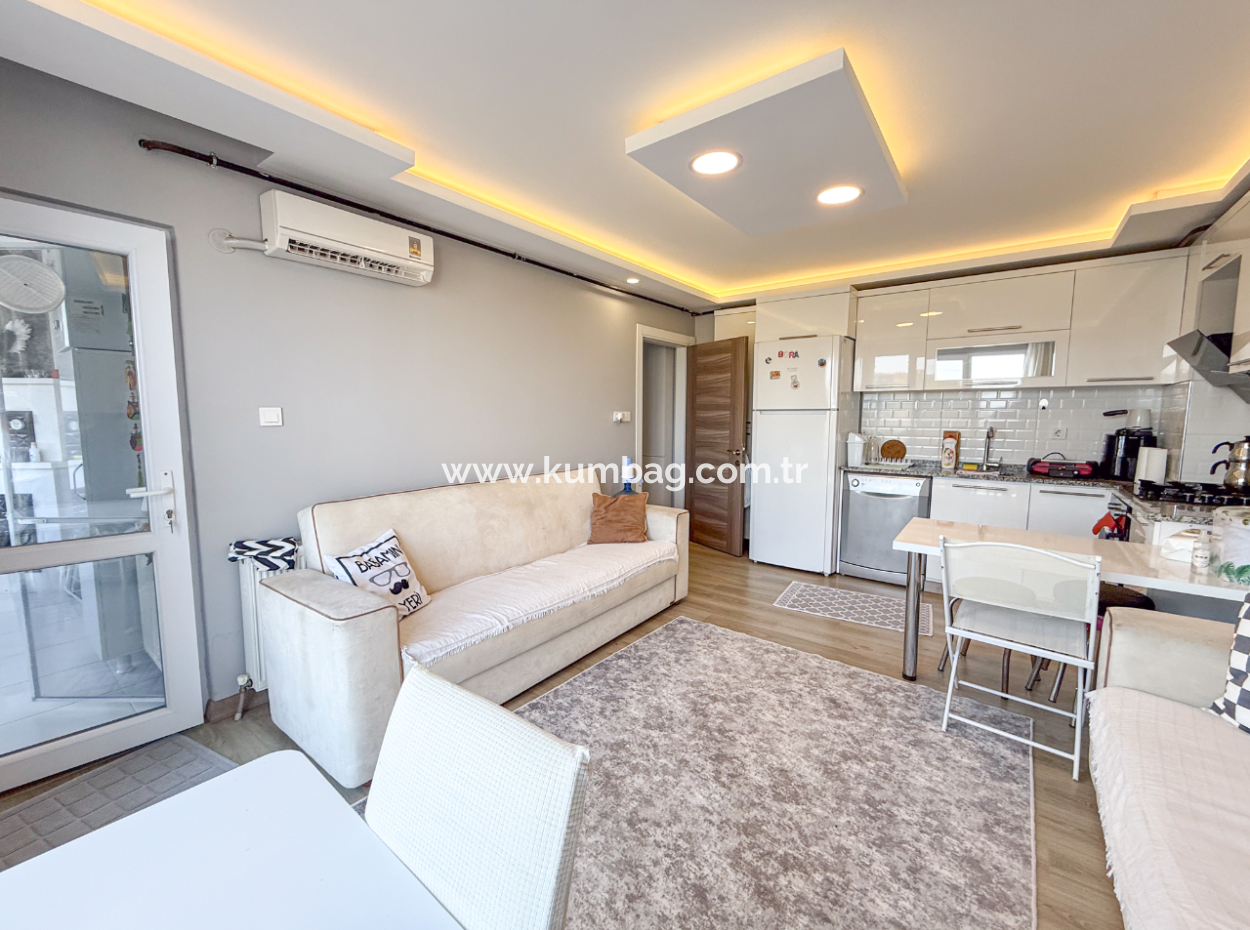 Kumbağ'da Denize Sıfır Havuzlu Sitede Satılık Eşyalı 2+1 Daire