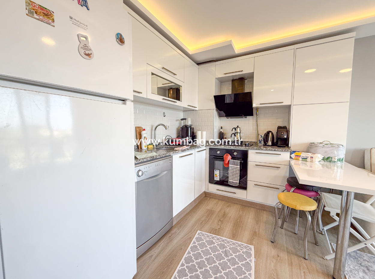 Kumbağ'da Denize Sıfır Havuzlu Sitede Satılık Eşyalı 2+1 Daire