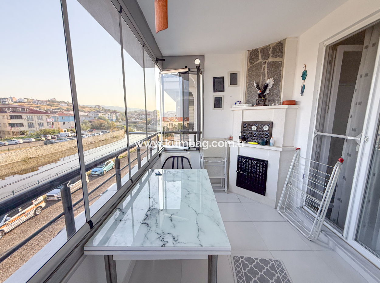 Kumbağ'da Denize Sıfır Havuzlu Sitede Satılık Eşyalı 2+1 Daire