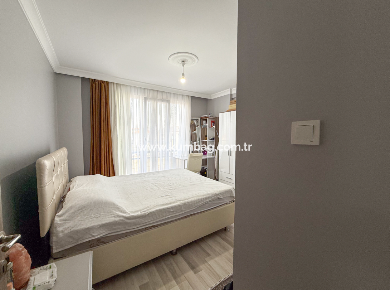 Kumbağ'da Denize Sıfır Havuzlu Sitede Satılık Eşyalı 2+1 Daire