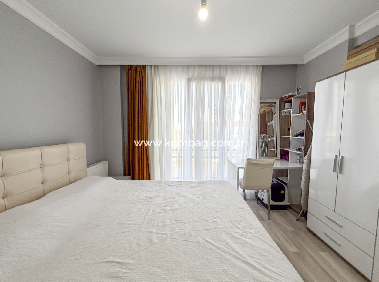 Kumbağ'da Denize Sıfır Havuzlu Sitede Satılık Eşyalı 2+1 Daire