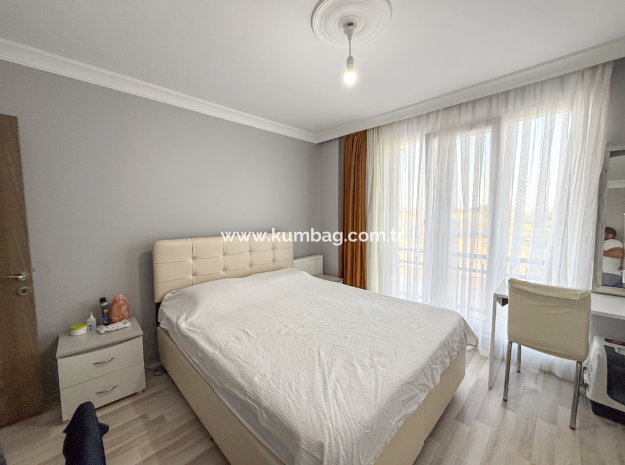 Kumbağ'da Denize Sıfır Havuzlu Sitede Satılık Eşyalı 2+1 Daire