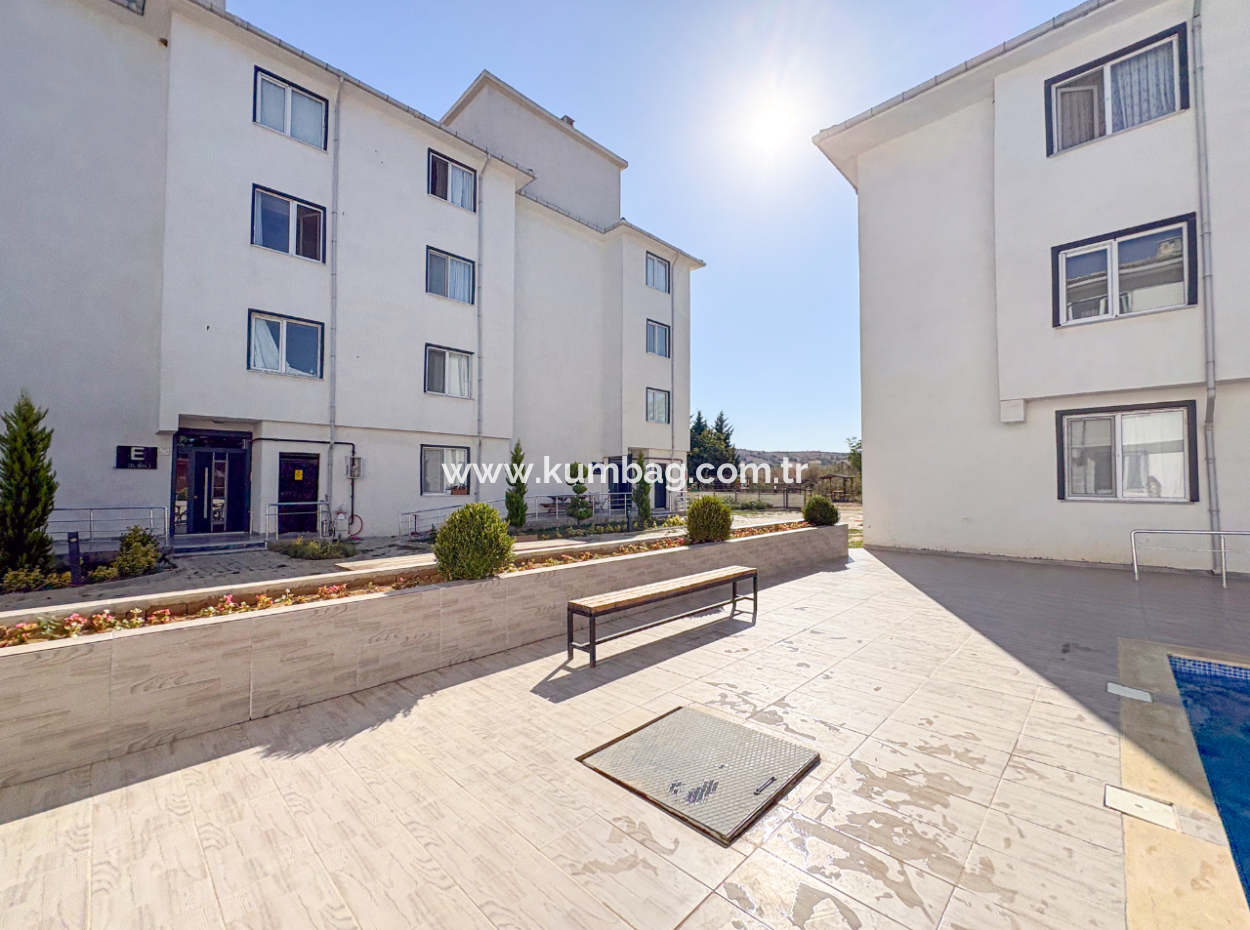 Havuzlu Site İçinde İskanlı Geniş Bahçeli Satılık Köşe 1+1 Daire