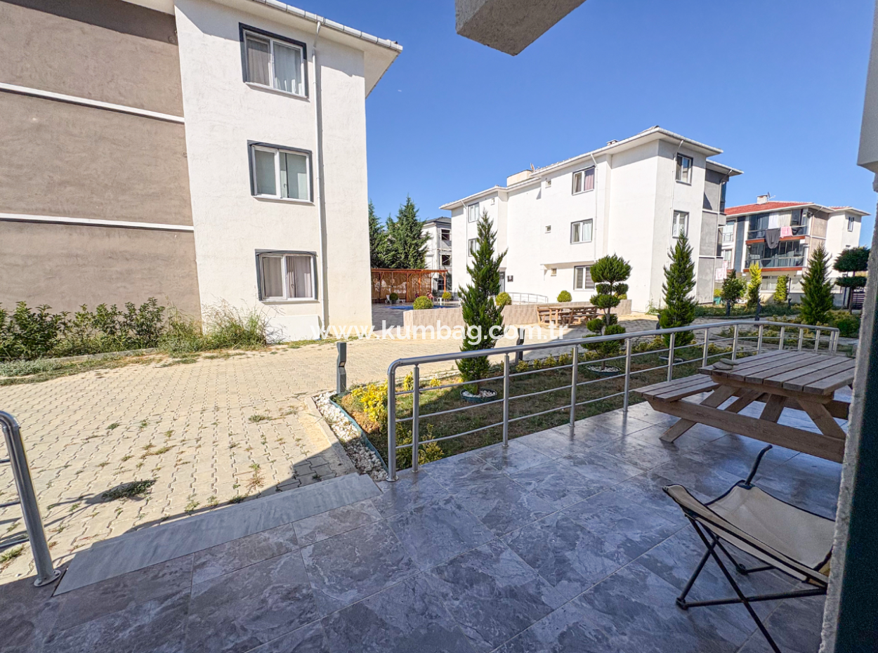 Havuzlu Site İçinde İskanlı Geniş Bahçeli Satılık Köşe 1+1 Daire