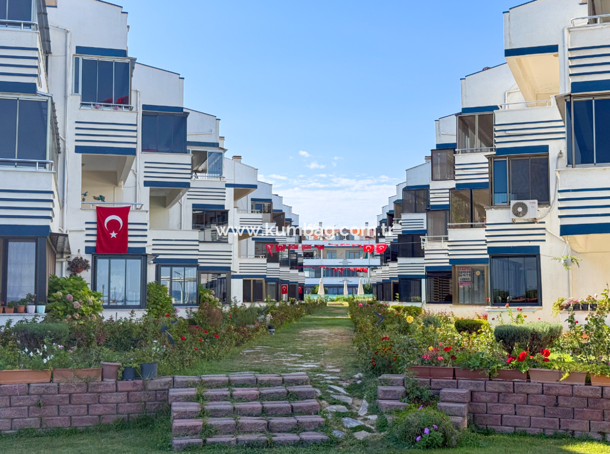 Kumbağ'da Denize Sıfır Havuzlu Sitede Satılık Ferah 2+1 Daire