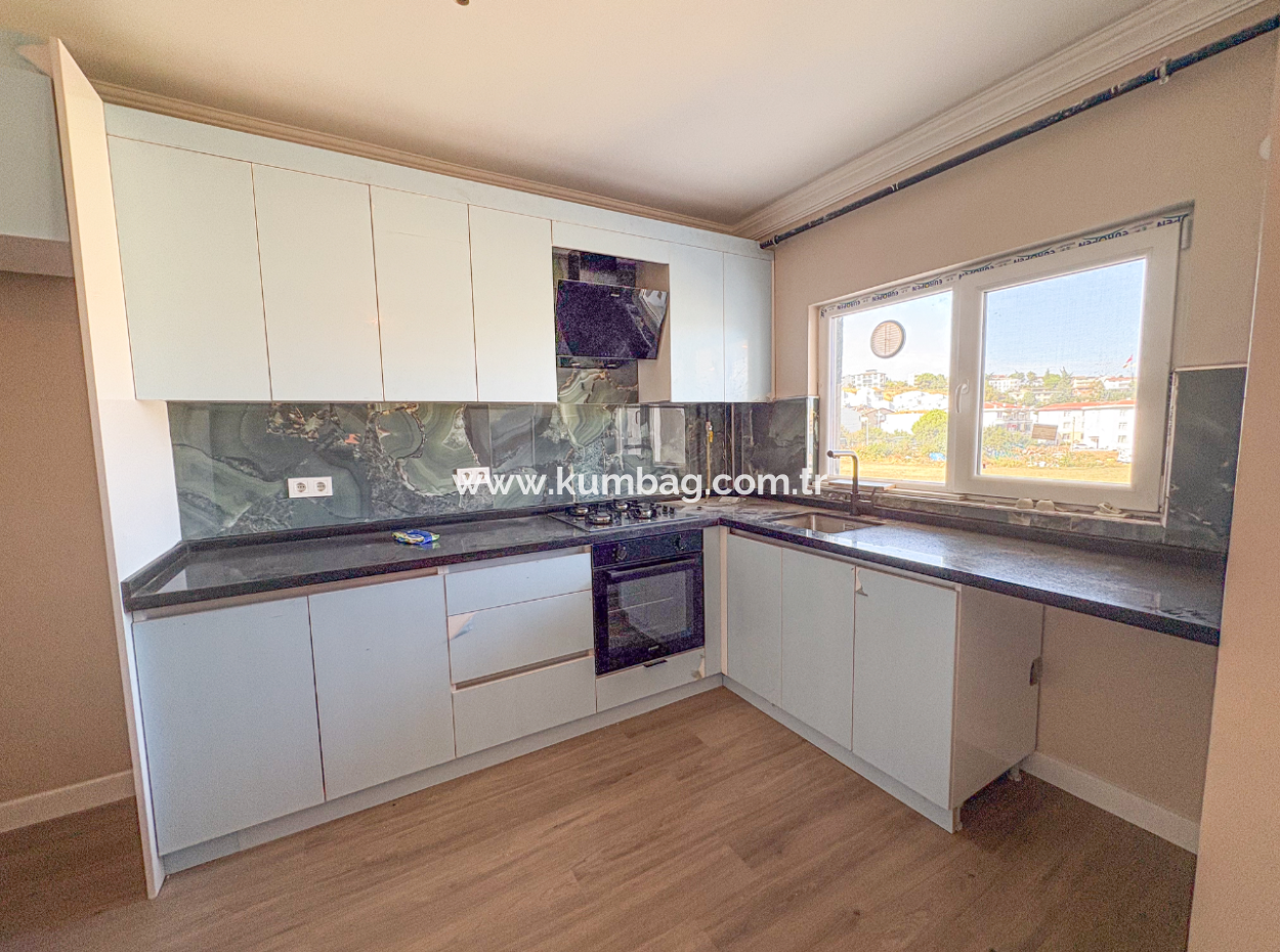 Kumbağ'da Denize Sıfır Havuzlu Sitede Satılık Ferah 2+1 Daire