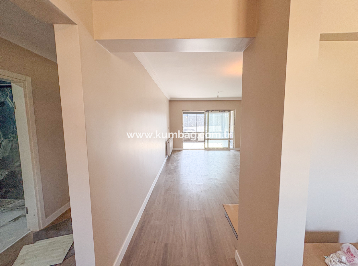 Kumbağ'da Denize Sıfır Havuzlu Sitede Satılık Ferah 2+1 Daire