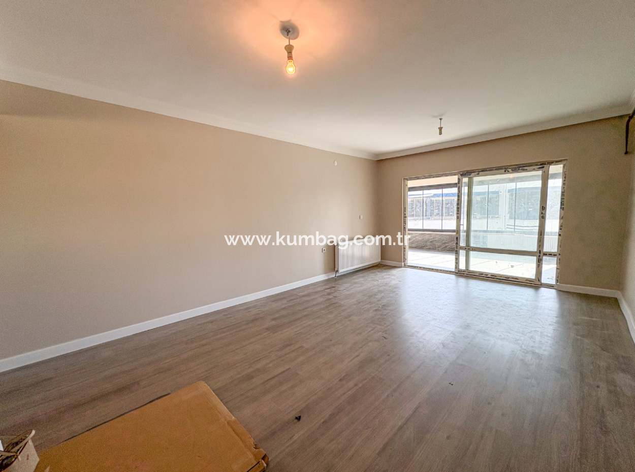 Kumbağ'da Denize Sıfır Havuzlu Sitede Satılık Ferah 2+1 Daire