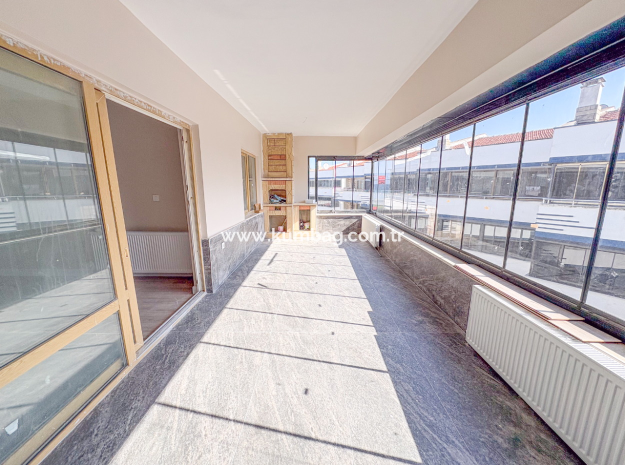 Kumbağ'da Denize Sıfır Havuzlu Sitede Satılık Ferah 2+1 Daire