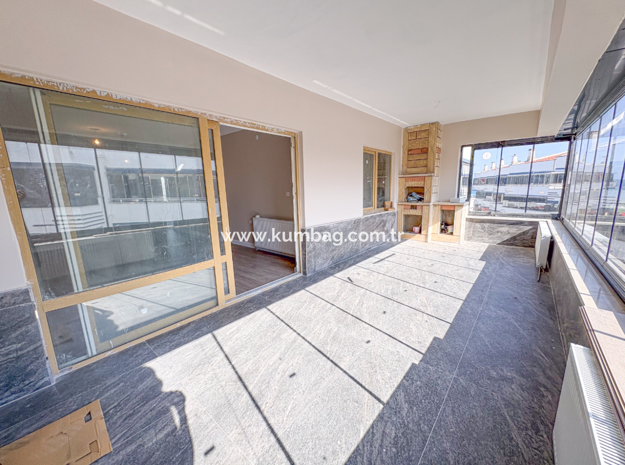Kumbağ'da Denize Sıfır Havuzlu Sitede Satılık Ferah 2+1 Daire