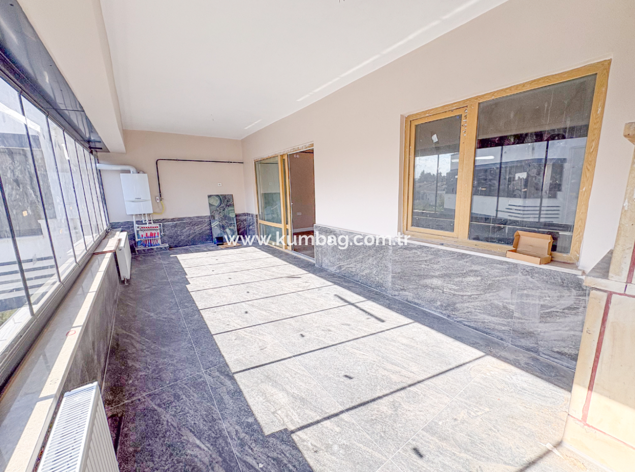 Kumbağ'da Denize Sıfır Havuzlu Sitede Satılık Ferah 2+1 Daire