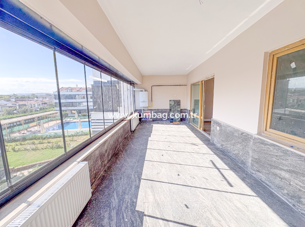 Kumbağ'da Denize Sıfır Havuzlu Sitede Satılık Ferah 2+1 Daire