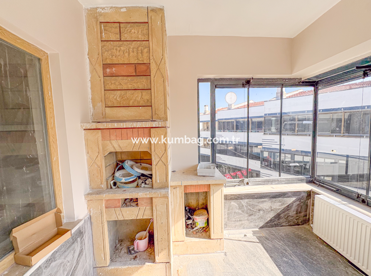 Kumbağ'da Denize Sıfır Havuzlu Sitede Satılık Ferah 2+1 Daire