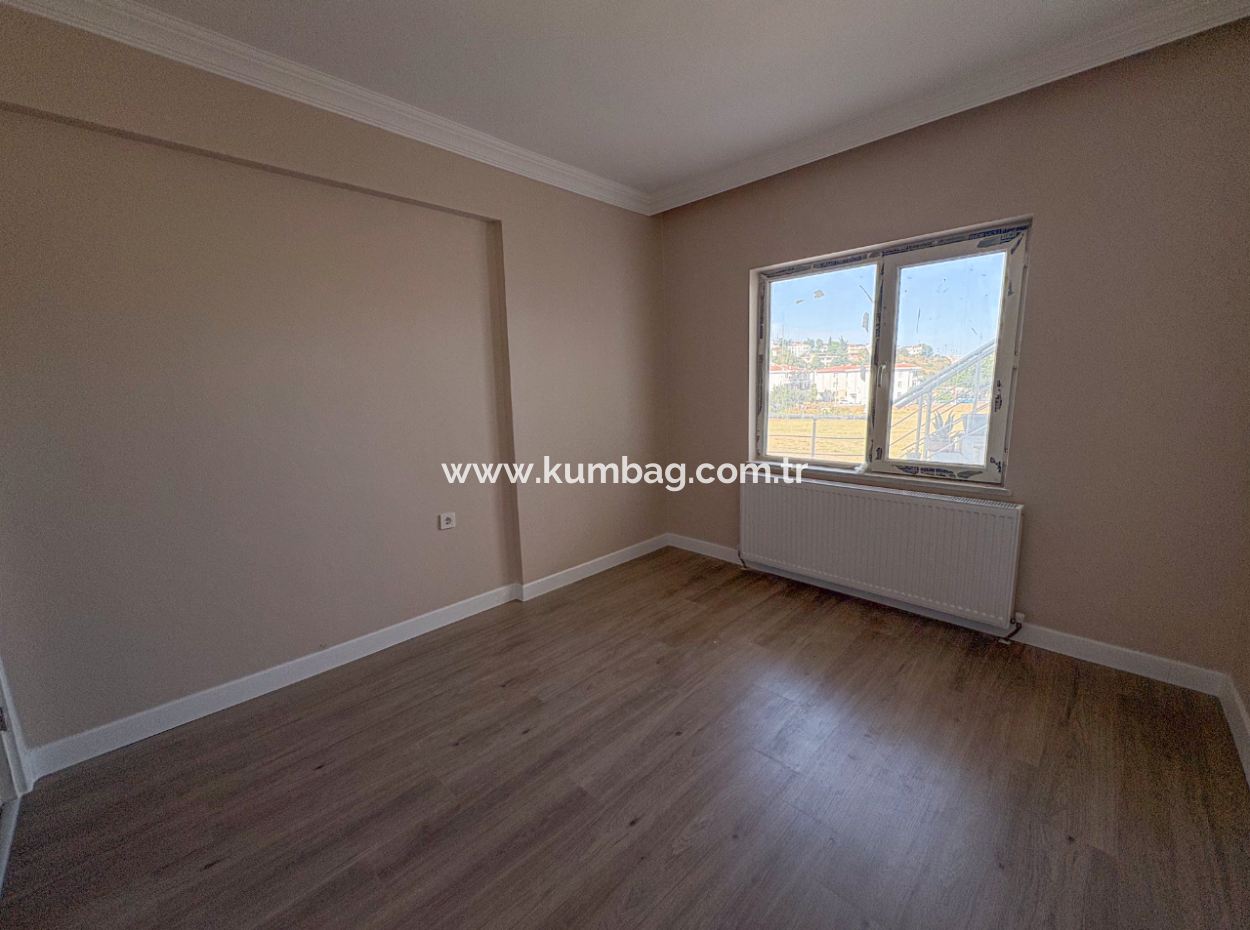Kumbağ'da Denize Sıfır Havuzlu Sitede Satılık Ferah 2+1 Daire