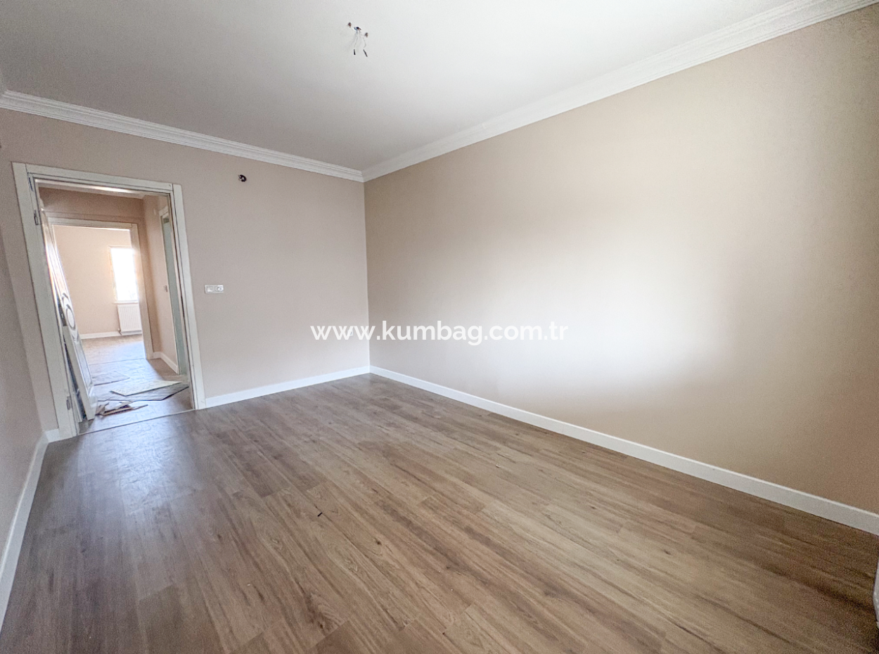 Kumbağ'da Denize Sıfır Havuzlu Sitede Satılık Ferah 2+1 Daire