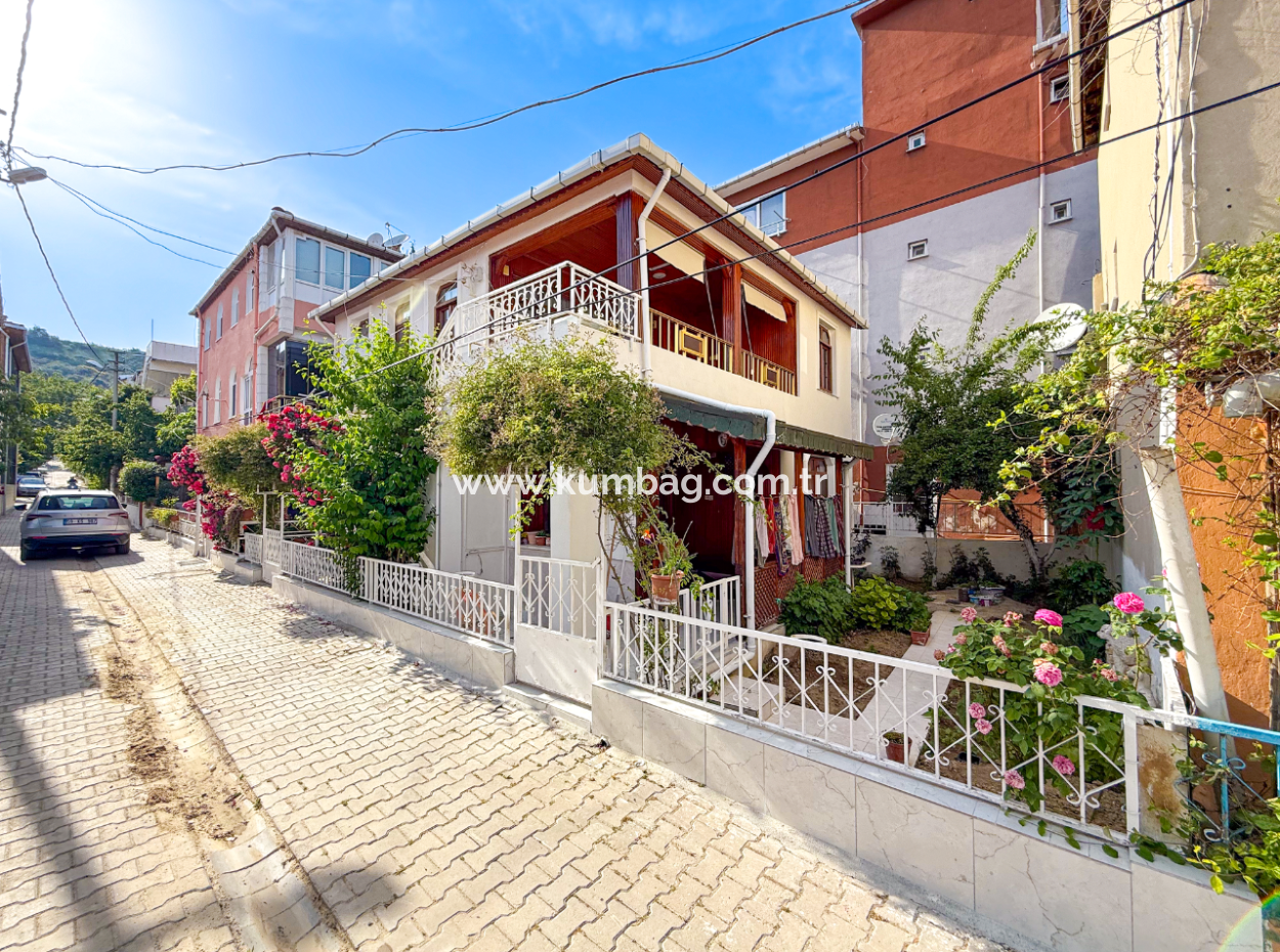 Kumbağ'da Pazar Sokağına Yakın 2 Katlı Satılık Bahçeli Villa