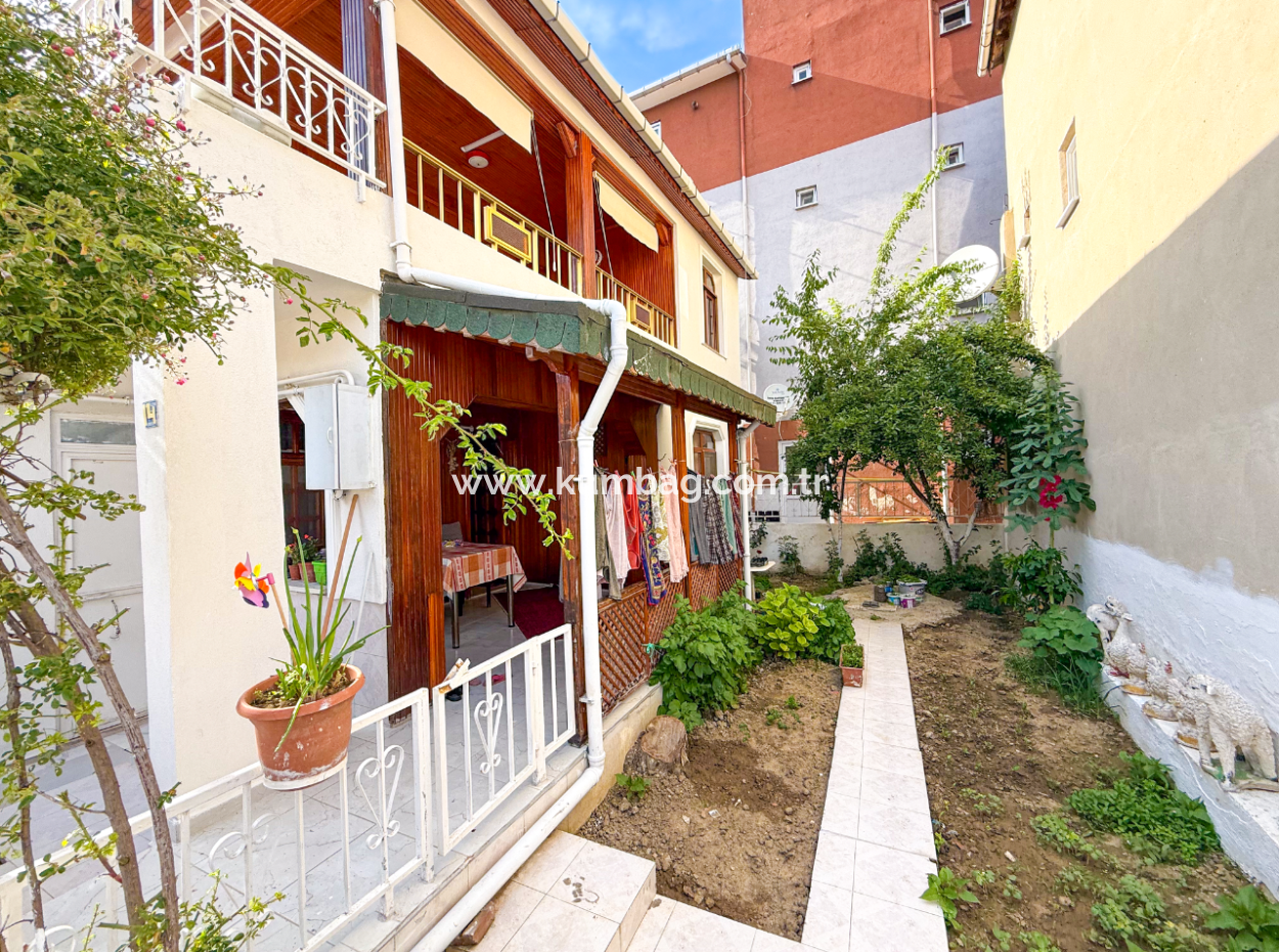 Kumbağ'da Pazar Sokağına Yakın 2 Katlı Satılık Bahçeli Villa
