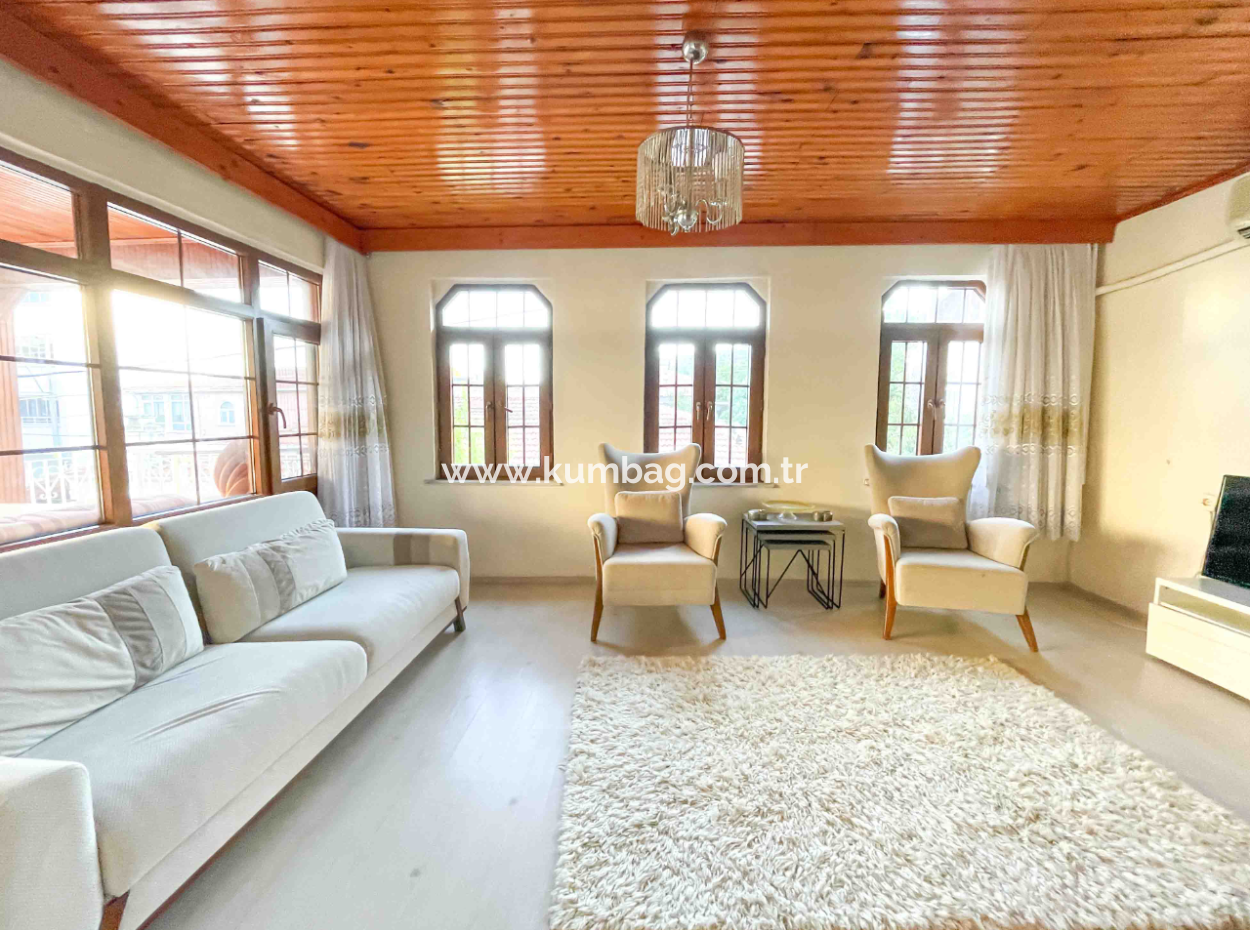 Kumbağ'da Pazar Sokağına Yakın 2 Katlı Satılık Bahçeli Villa