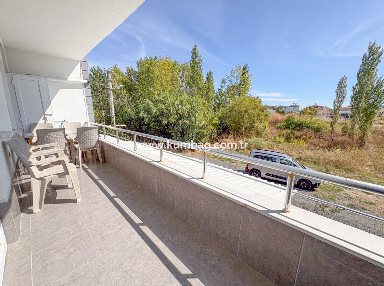 Kumbağ'da Caddeye Ve Denize Yakın Eşyalı Geniş 2+1 Kiralık Daireler