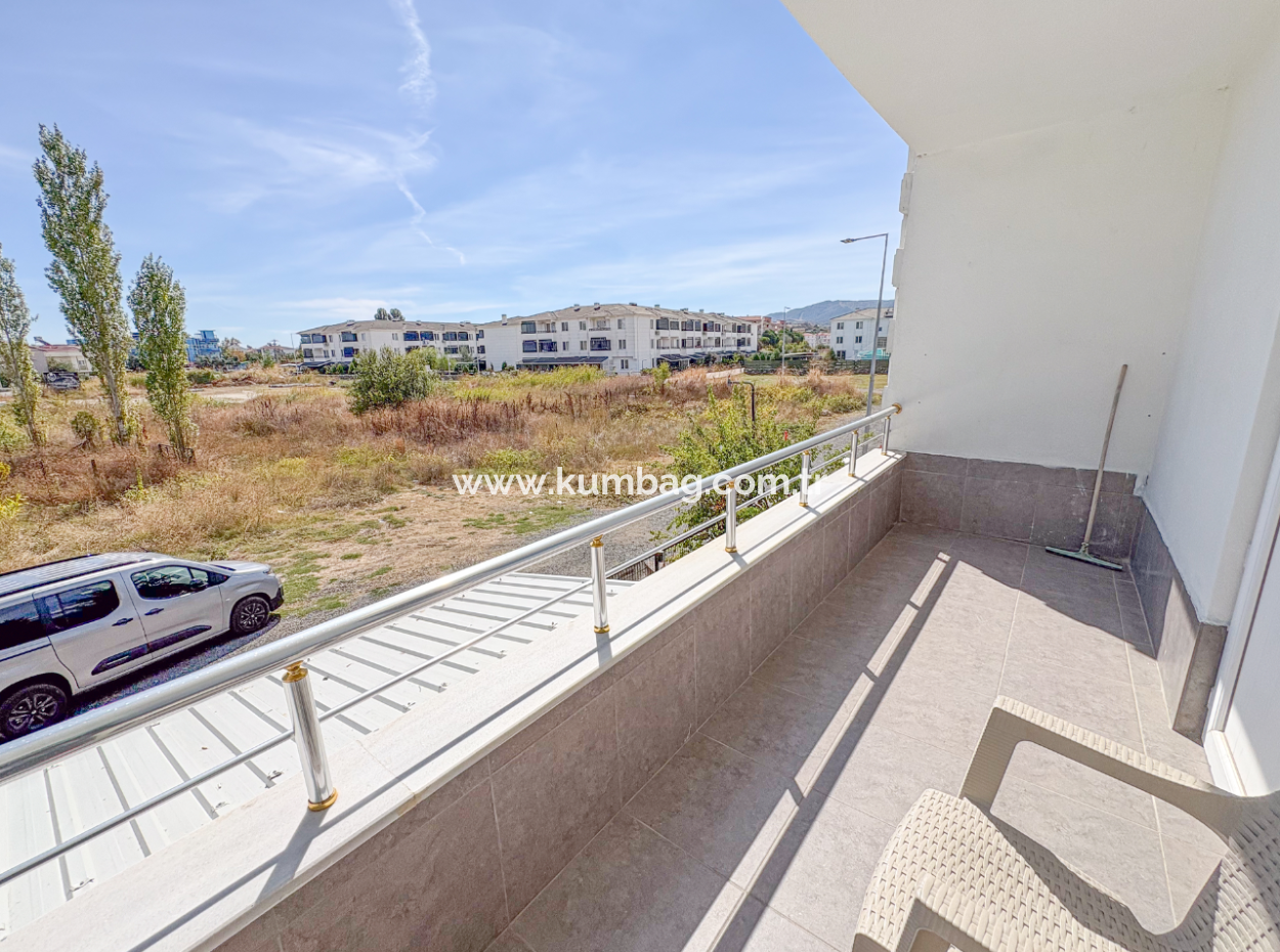 Kumbağ'da Caddeye Ve Denize Yakın Eşyalı Geniş 2+1 Kiralık Daireler