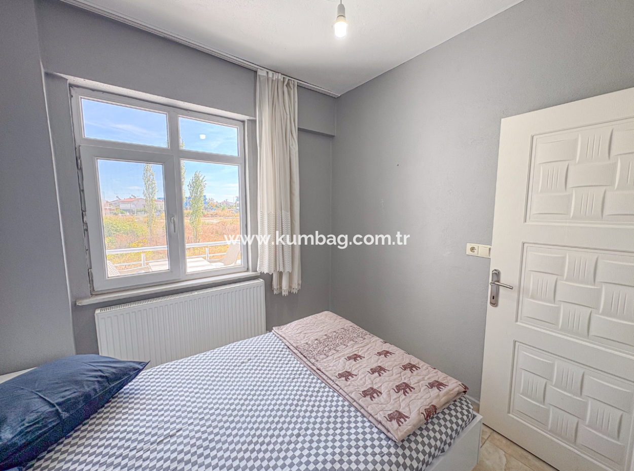 Kumbağ'da Caddeye Ve Denize Yakın Eşyalı Geniş 2+1 Kiralık Daireler