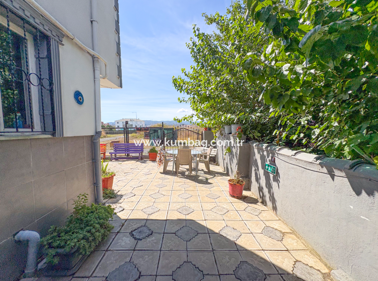 Kumbağ'da Caddeye Ve Denize Yakın Eşyalı Geniş 2+1 Kiralık Daireler