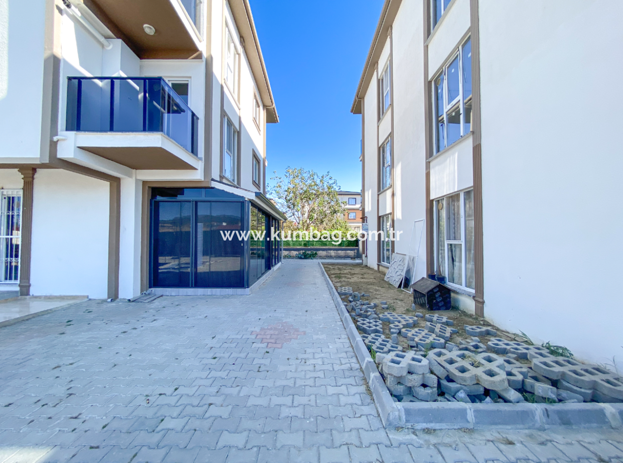 Kumbağ Havuzlu Sitede Denize Yakın Kiralık 2+1 Daire