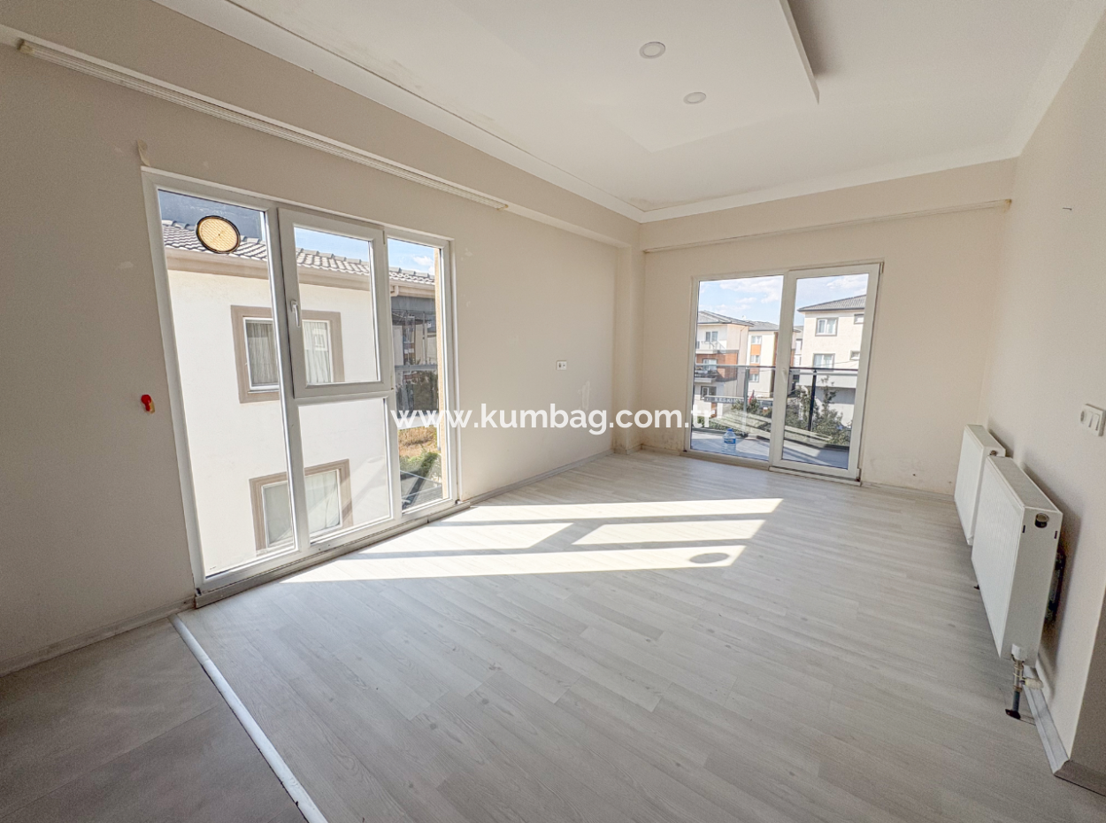 Kumbağ Havuzlu Sitede Denize Yakın Kiralık 2+1 Daire