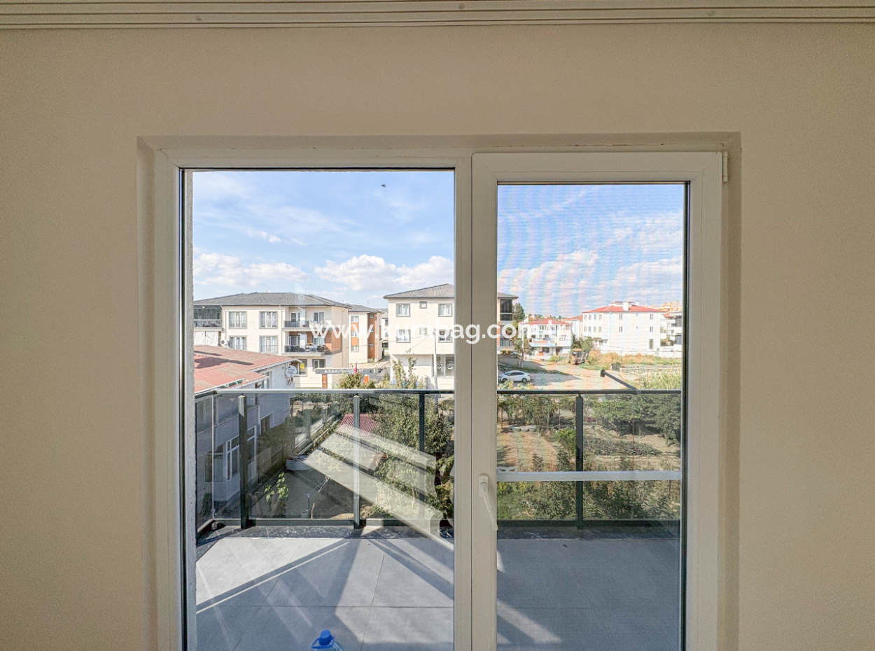 Kumbağ Havuzlu Sitede Denize Yakın Kiralık 2+1 Daire