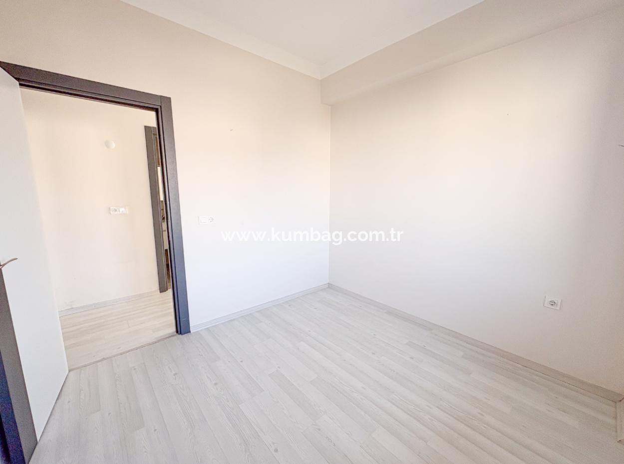 Kumbağ Havuzlu Sitede Denize Yakın Kiralık 2+1 Daire