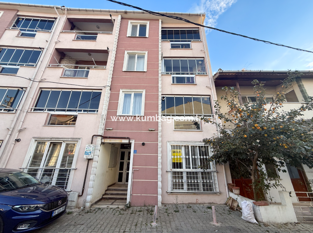 Kumbağ'da Pazar Ve Caddeye Yakın İskanlı Satılık 1+1 Daire