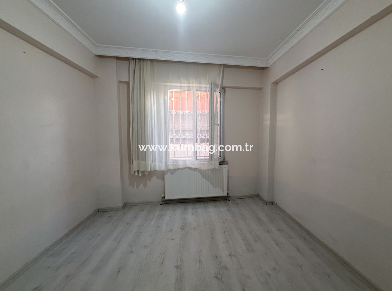 Kumbağ'da Pazar Ve Caddeye Yakın İskanlı Satılık 1+1 Daire