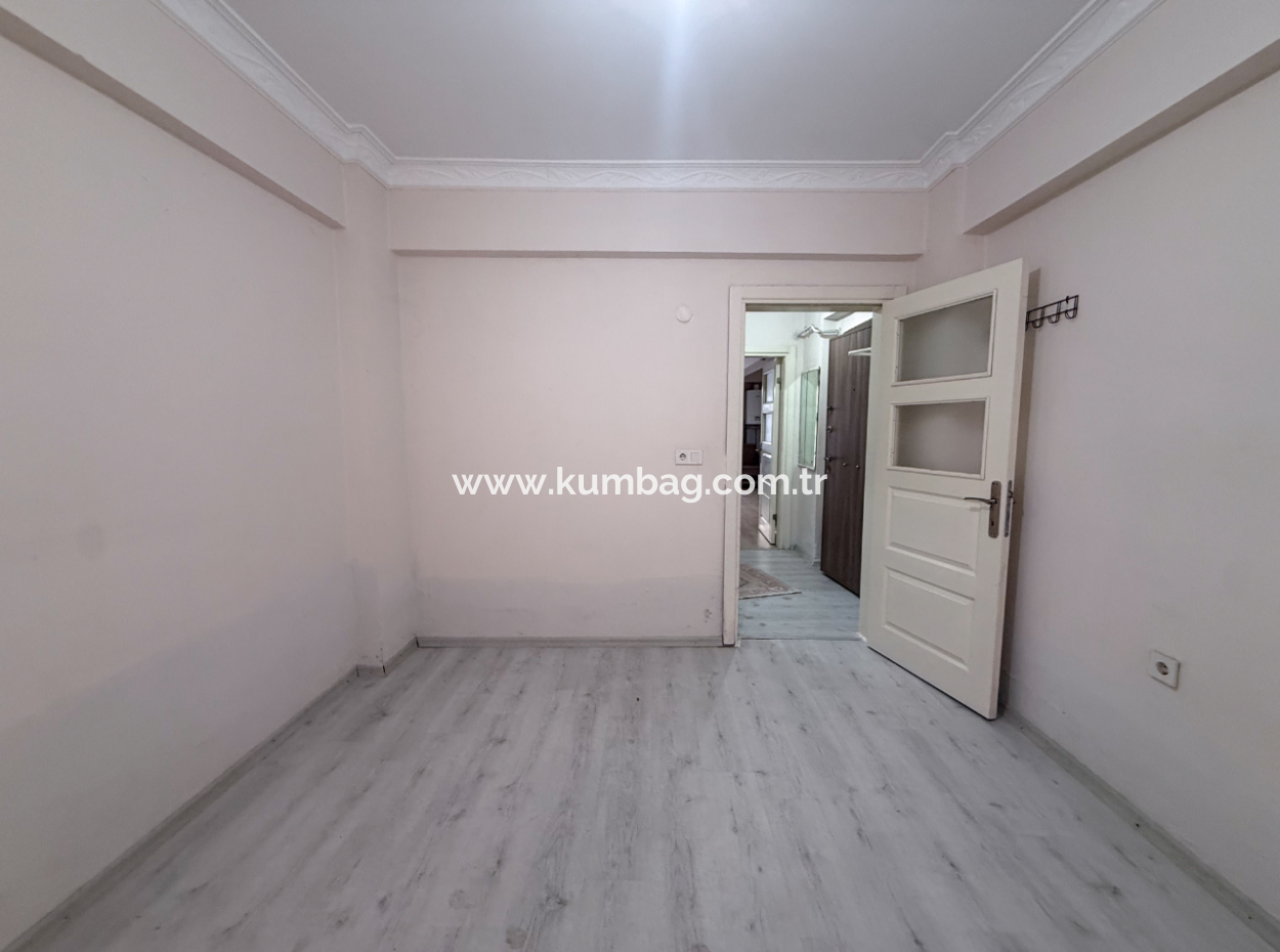 Kumbağ'da Pazar Ve Caddeye Yakın İskanlı Satılık 1+1 Daire