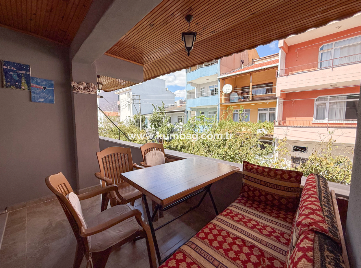 Kumbağ Pazar Sokağında Çok Geniş Full Eşyalı 2+1 Satılık Daire