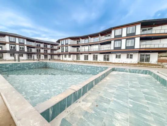 Kumbağ Havuzlu Sitede Denize Ve Caddeye Yakın Lüks 1+1 Daireler