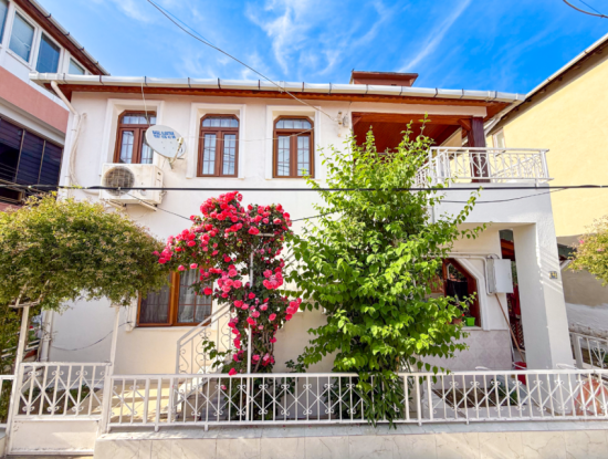 Kumbağ'da Pazar Sokağına Yakın 2 Katlı Satılık Bahçeli Villa