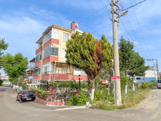 Kumbağ Cadde Üzerinde Satılık 2+1 Bahçe Kat Daire