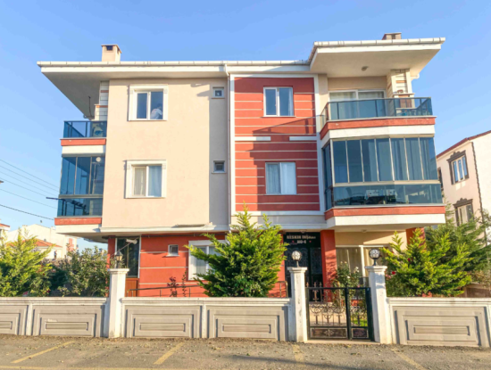 Kumbağ'da Caddenin Deniz Tarafında İskanlı Bahçeli Satılık 1+1