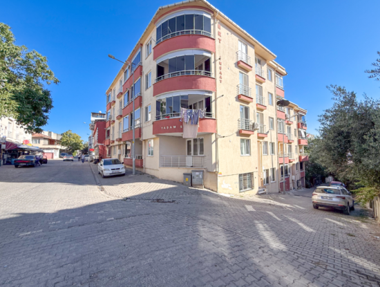 Çiftlikönü'nde Merkezi Konumda Çift Balkonlu Satılık 2+1 Daire