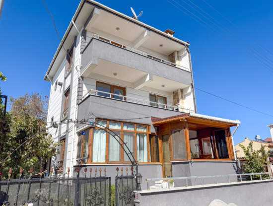 Kumbağ'da Caddenin Deniz Tarafında 2+1 Eşyalı Kiralık Daire