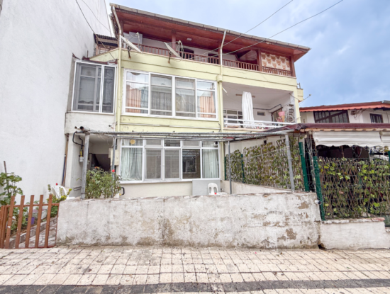 Kumbağ Merkezi Konumda Bahçeli Full Eşyalı 1+1 Satılık Daire