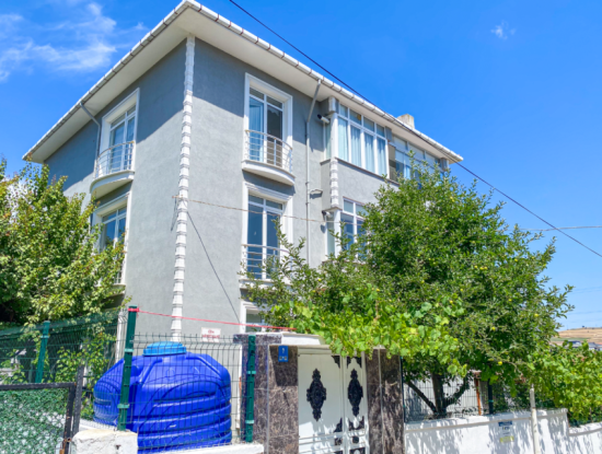 Kumbağ'da Ayrı Mutfaklı Çift Balkonlu 2+1 Ara Kat Kiralık Daire