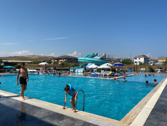 Aquaparklı Havuzlu Ve Denize Yakın Sitede Satılık 2+1 Daire