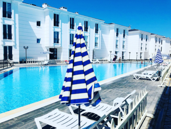 Kumbağ'da Denize Sıfır Havuzlu Sitede Satılık Eşyalı 2+1 Daire