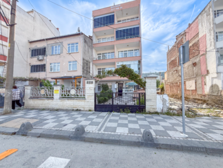 Kumbağ'da Ana Cadde Üzerinde Çift Bahçeli Satılık 2+1 Daire